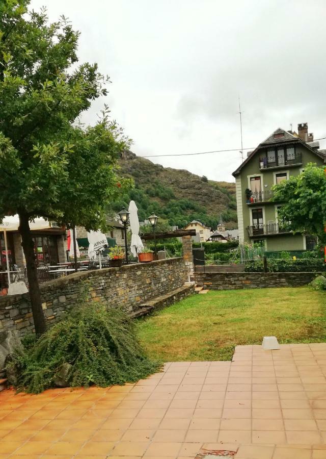 Hostaltina Bossost Bagian luar foto